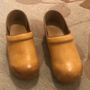 Women’s size 10 Dansko clogs in honey